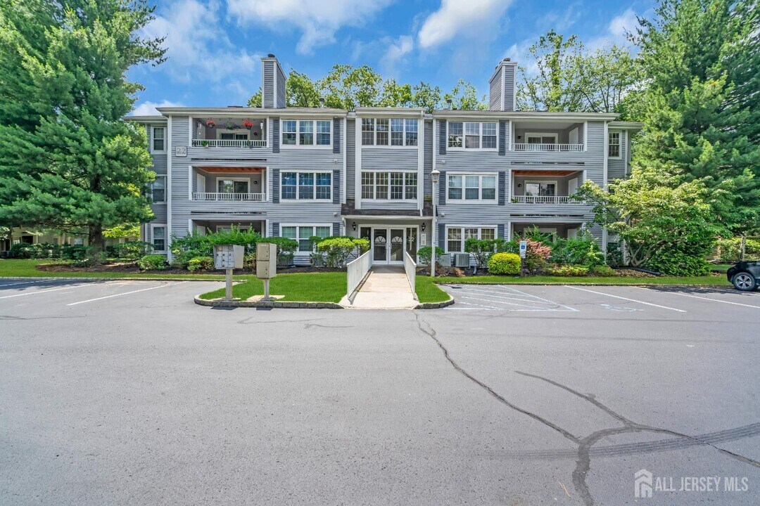 2212 Candlelight Ct in Helmetta, NJ - Building Photo