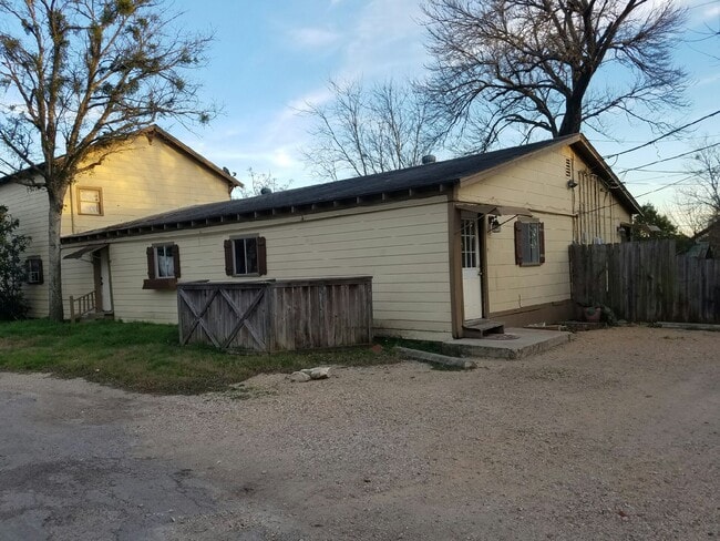 519 Ferguson St, Unit Apt. #6 in Taylor, TX - Building Photo - Building Photo