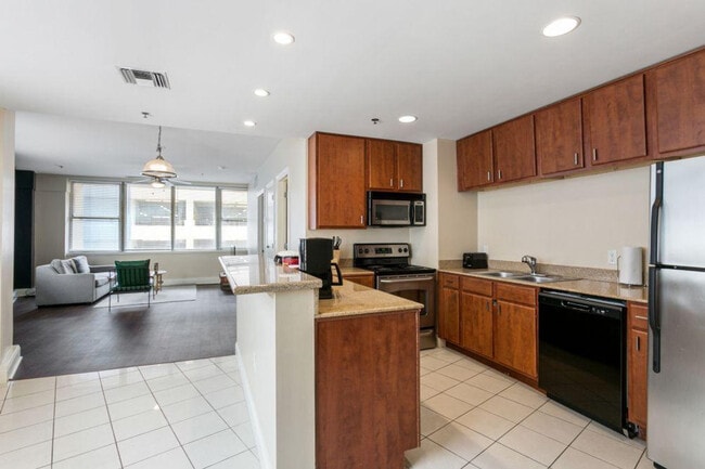 925 Common St in New Orleans, LA - Foto de edificio - Building Photo