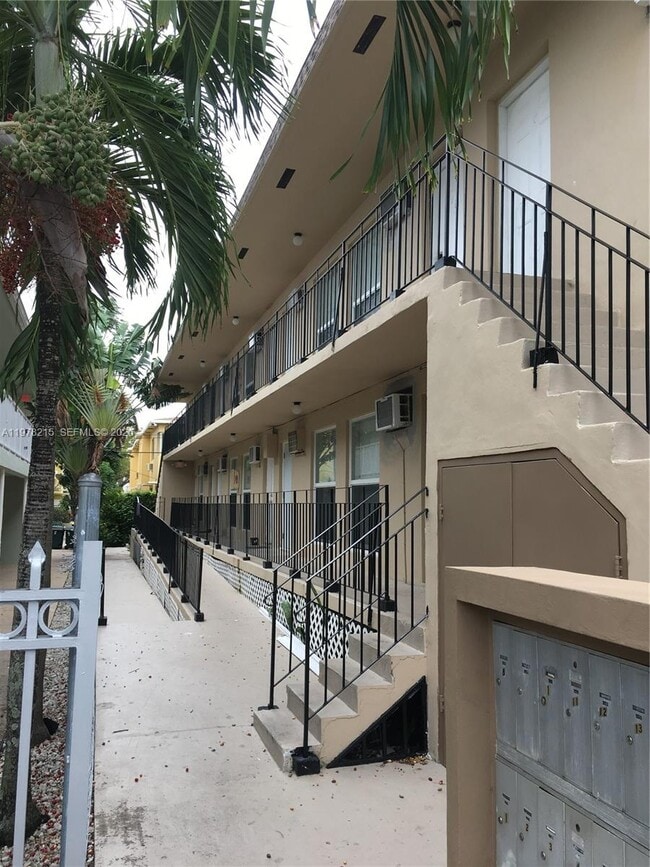 960 Biarritz Dr in Miami Beach, FL - Building Photo - Building Photo