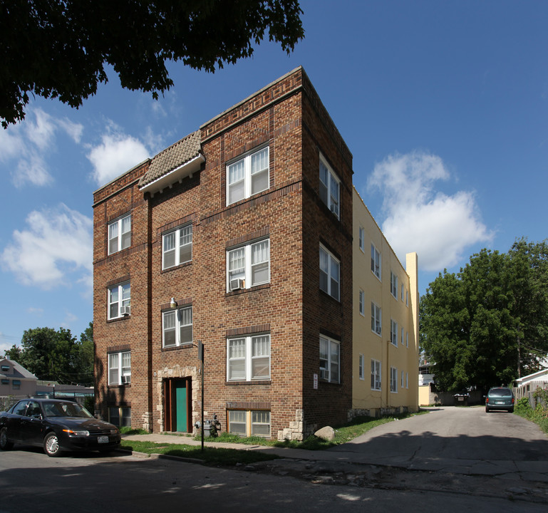 White Apartments in Kansas City, MO - Building Photo