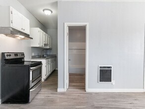 2212 Myrtle Ave in Long Beach, CA - Building Photo - Building Photo