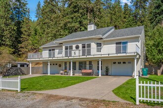 1356 S Silver Beach Rd in Coeur d'Alene, ID - Foto de edificio - Building Photo