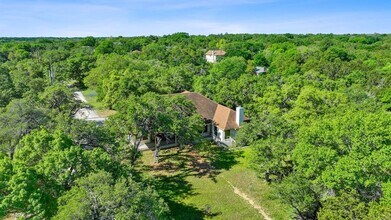 10221 David Moore Dr in Austin, TX - Foto de edificio - Building Photo
