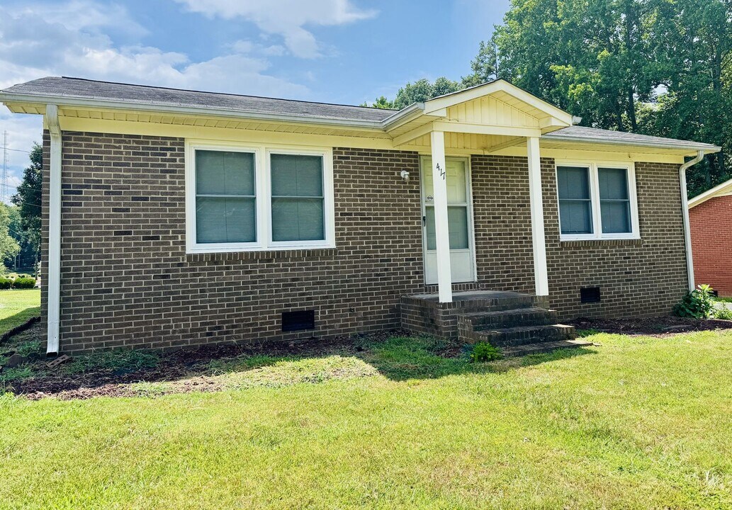 417 W Buckoak St in Stanley, NC - Building Photo