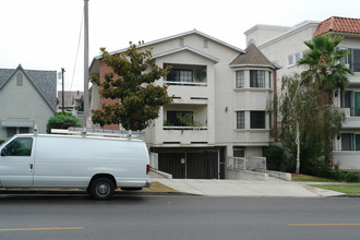 608 E Magnolia Blvd in Burbank, CA - Building Photo - Building Photo