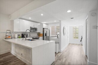 380 Racquet Club Rd in Weston, FL - Building Photo - Building Photo