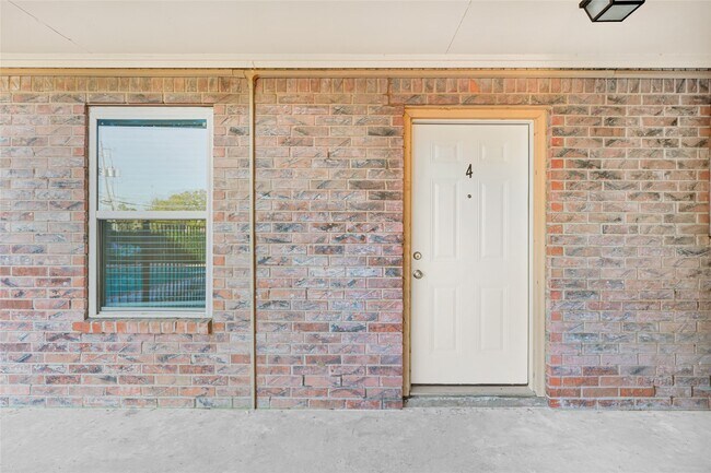 107 E Willowick Ave in Friendswood, TX - Building Photo - Building Photo