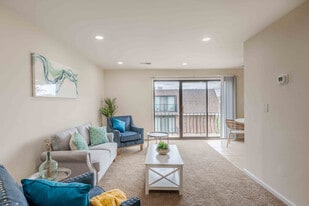 North Hills Apartments, LLC in Colonia, NJ - Building Photo