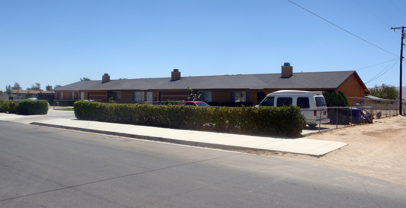 21681 Ottawa Rd in Apple Valley, CA - Building Photo