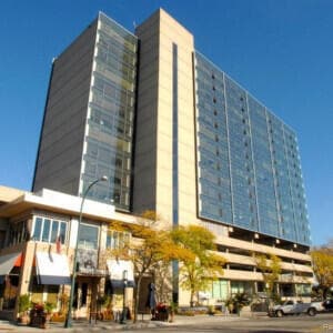 555 S Old Woodward Ave in Birmingham, MI - Foto de edificio