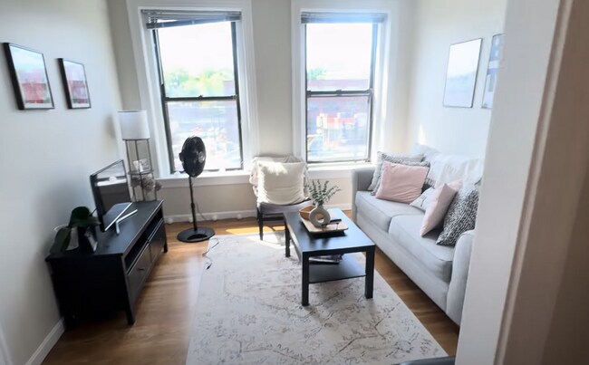 1932 Beacon St, Unit 3 in Boston, MA - Building Photo - Building Photo