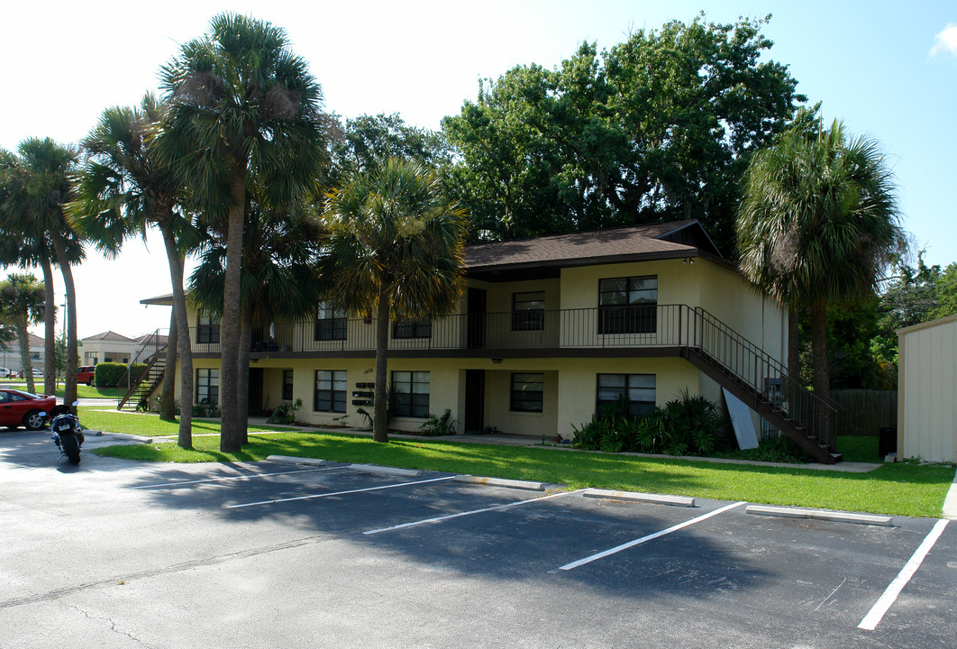 Vanessa Apartments in Daytona Beach, FL - Foto de edificio