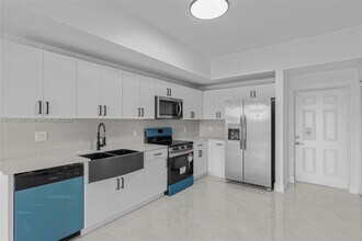 16925 SW 100th Ave in Miami, FL - Building Photo - Building Photo