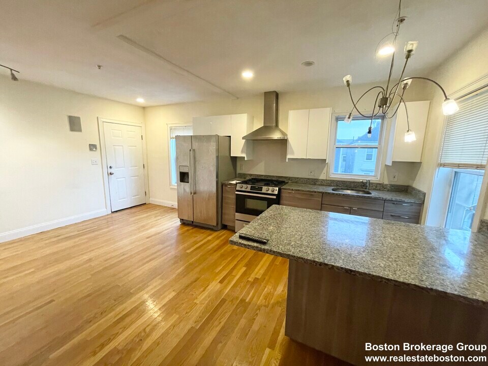 128 Hillside St, Unit 2 in Boston, MA - Building Photo