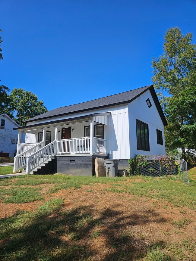 12 2nd St in Greenville, SC - Foto de edificio - Building Photo