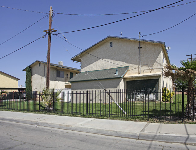 1025 E Avenue Q-5 in Palmdale, CA - Foto de edificio - Building Photo