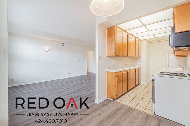5640 Franklin Ave in Los Angeles, CA - Building Photo - Building Photo