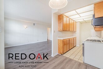 5640 Franklin Ave, Unit 205 in Los Angeles, CA - Building Photo - Building Photo