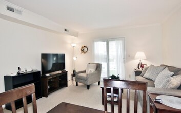 351 Pemberwick Rd, Unit 814 in Greenwich, CT - Building Photo - Building Photo