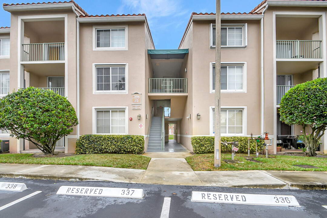 7896 Sonoma Springs Cir in Greenacres, FL - Building Photo
