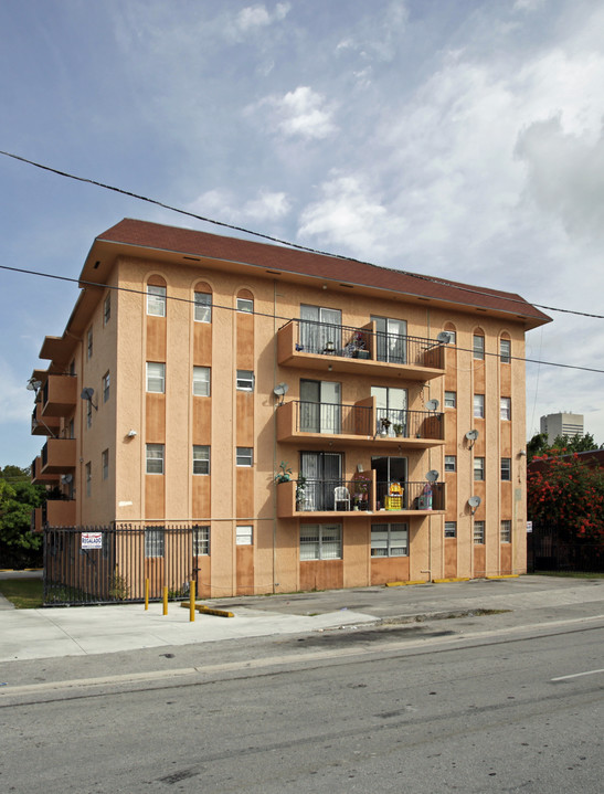 555 SW 4Th ST in Miami, FL - Building Photo