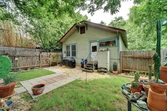 2002 Willow St in Austin, TX - Building Photo - Building Photo