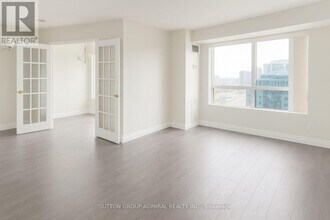 25 Kingsbridge Garden Cir in Mississauga, ON - Building Photo - Building Photo