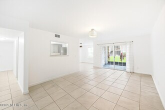 4329 Plaza Gate Ln S in Jacksonville, FL - Building Photo - Building Photo