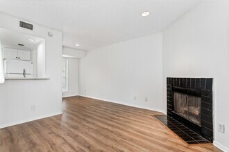 1901 N Fitzhugh Ave, Unit 19B in Dallas, TX - Building Photo - Building Photo