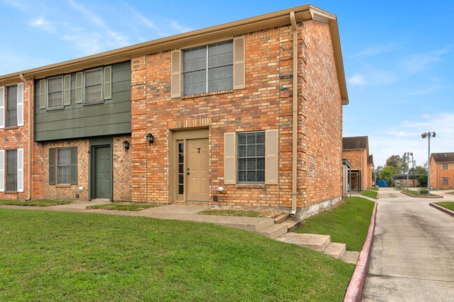 Lexington Square Townhomes in Beaumont, TX - Building Photo - Building Photo