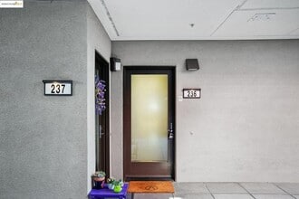 6466 Hollis St in Emeryville, CA - Foto de edificio - Building Photo