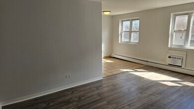 2025 W Granville Ave, Unit B305 in Chicago, IL - Building Photo - Building Photo