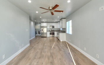 4286 S Hobart Blvd in Los Angeles, CA - Foto de edificio - Building Photo
