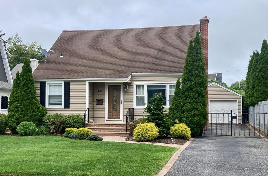 43 Clifford Pl in East Norwich, NY - Building Photo