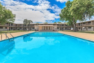 Oak Tree Apartments in San Antonio, TX - Building Photo - Building Photo