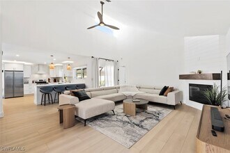 5054 Eclipse Ct in Naples, FL - Foto de edificio - Building Photo