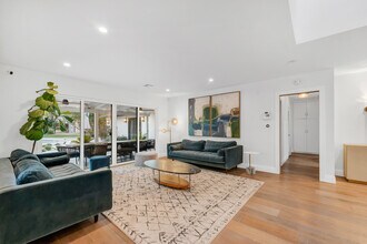 20530 Quedo Dr in Woodland Hills, CA - Foto de edificio - Building Photo