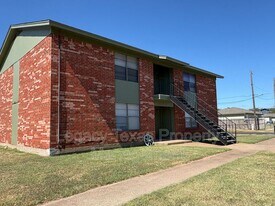1704 Short St in Cleburne, TX - Building Photo