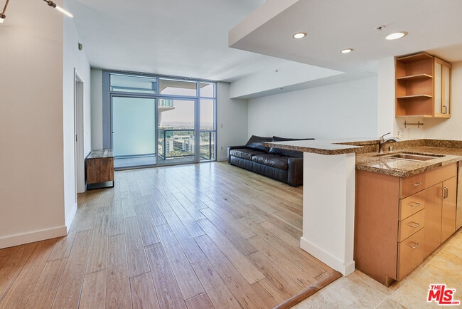property at 13700 Marina Pointe Dr