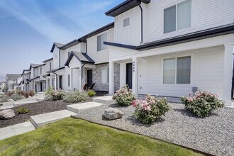 Little Valley Townhomes in Magna, UT - Foto de edificio - Building Photo