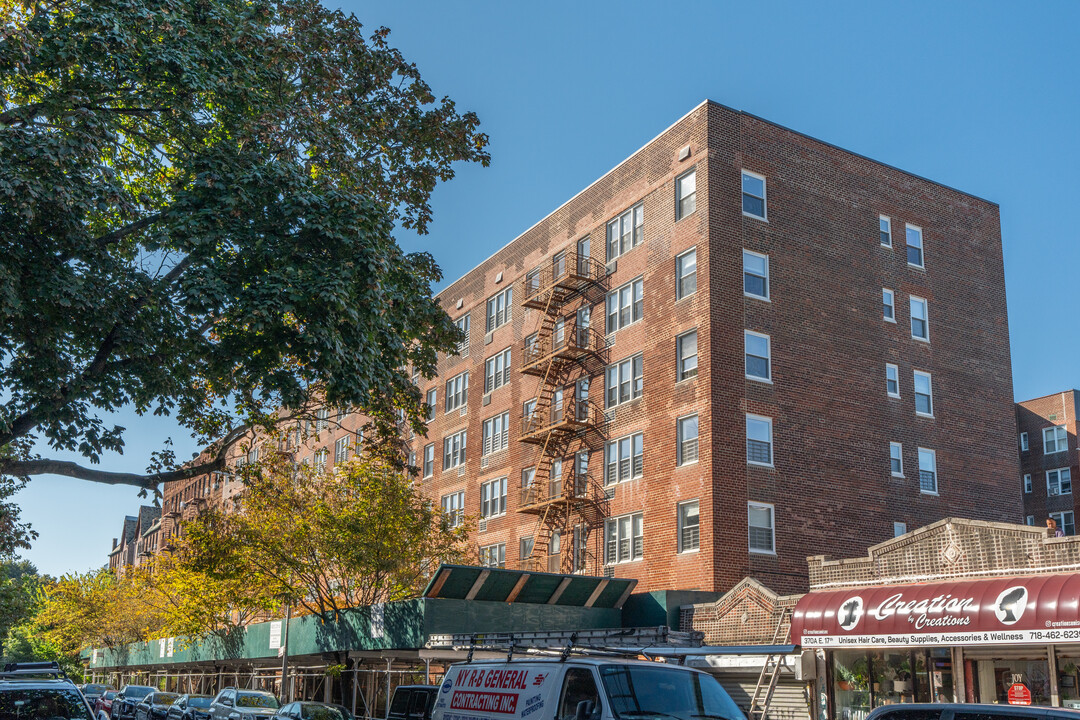 400 E 17th St in Brooklyn, NY - Building Photo