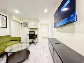 25-15 39th Ave in Queens, NY - Building Photo
