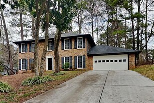 9880 Lake Forest Way in Roswell, GA - Building Photo