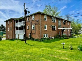 6321 W Quaker St in Orchard Park, NY - Building Photo