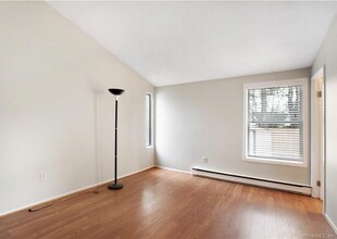 12 Little River Ln in Middletown, CT - Foto de edificio - Building Photo