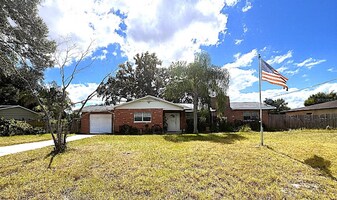 705 Westwood Dr in Brandon, FL - Building Photo