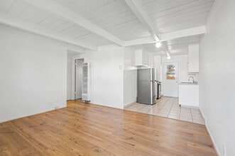 1132-1136 Phoenix Ave in Seaside, CA - Foto de edificio - Interior Photo