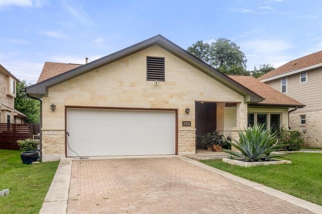 255 Bluff St in Buda, TX - Foto de edificio - Building Photo
