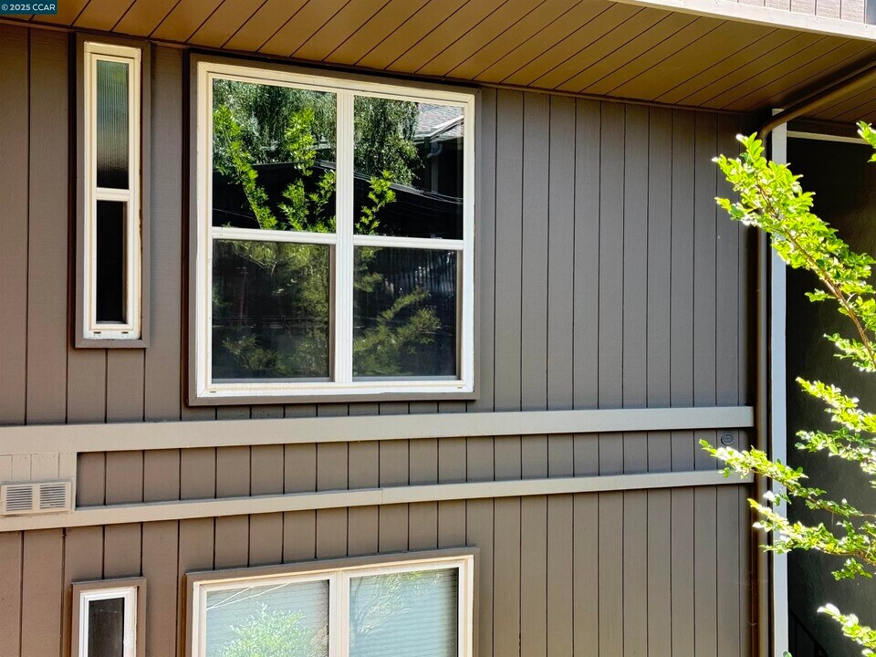 2059 Ascot Dr in Moraga, CA - Building Photo